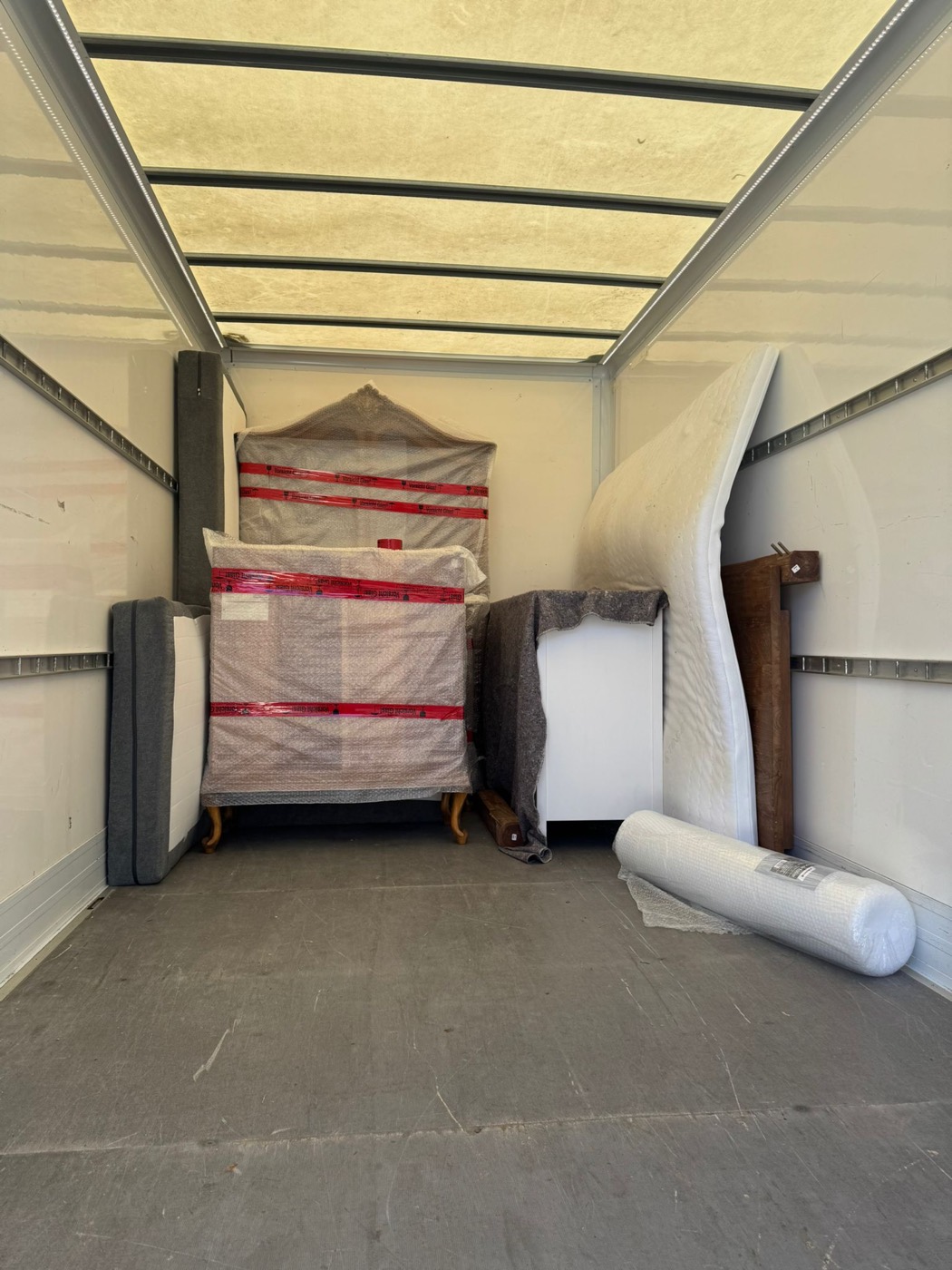 Spezialtransport: foliert und gesicherte Vitrine im Laderaum