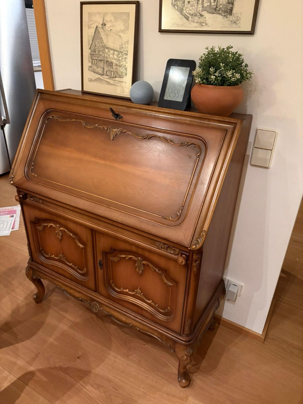 Antiker Sekretär aus Holz mit Schreibklappe und geschnitzten Türen
