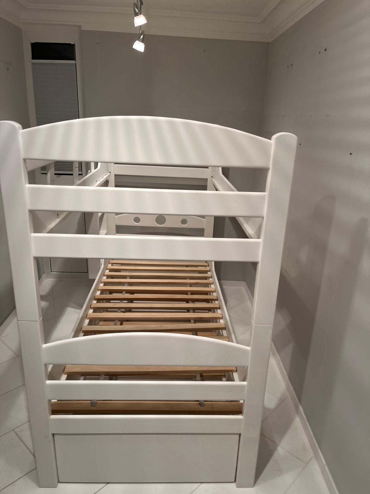 Fertig aufgebautes weißes Etagenbett mit eingelegten Lattenrosten in der neuen Wohnung in Botnang