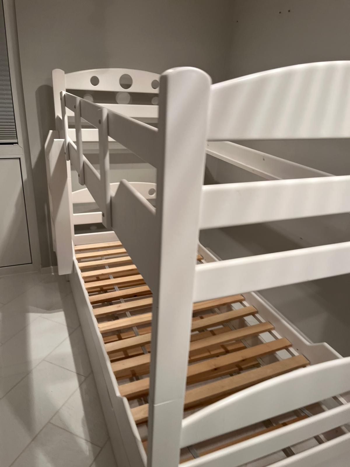 Aufgebautes Etagenbett als Beispiel für die Möbelmontage am Zielort