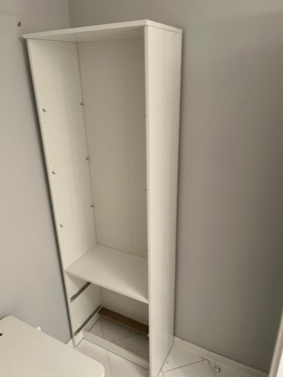 Weißer Schrankkorpus mit Einlegeboden, frisch aufgebaut an der Wand
