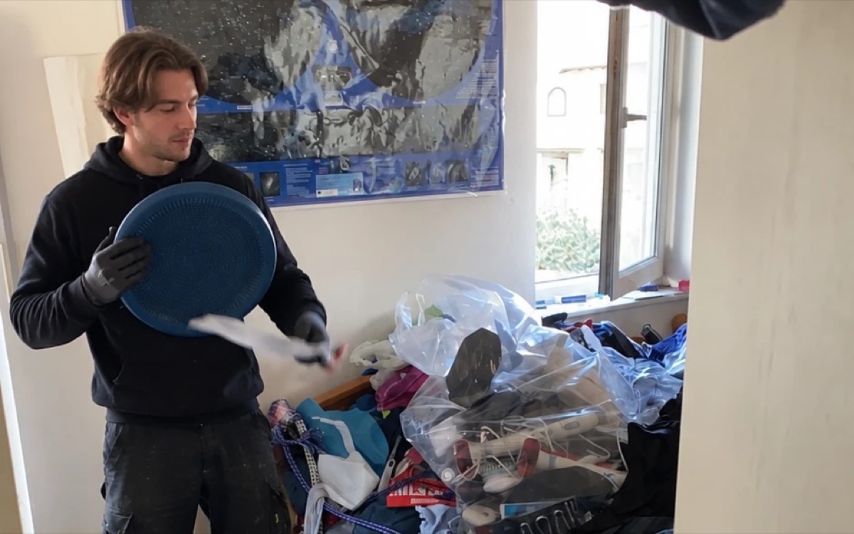 Entrümpelung: Ceylan-Mitarbeiter sortieren Gegenstände in einem Zimmer