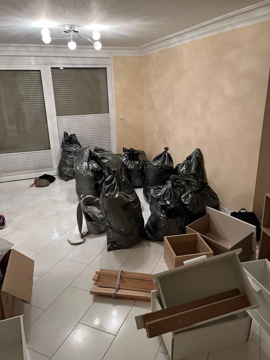 Raum mit verpackten Säcken und zerlegten Möbelteilen, bereit zum Abtransport